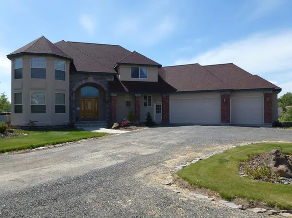 221 Twin Peaks Rd, Selah, WA 98942