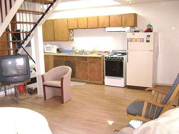 4th image of 224204 E Main St