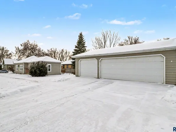 123 N Chicago Ave, Madison, SD 57042