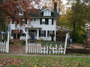 2858 Scarborough Rd, Cleveland Heights, OH 44118