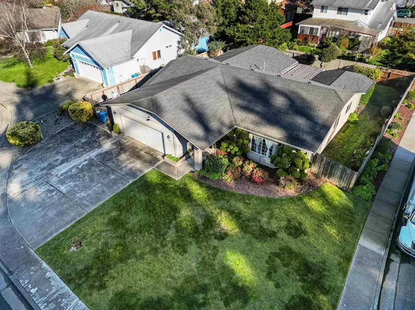 1605 Franklin Ct, Crescent City, CA 95531