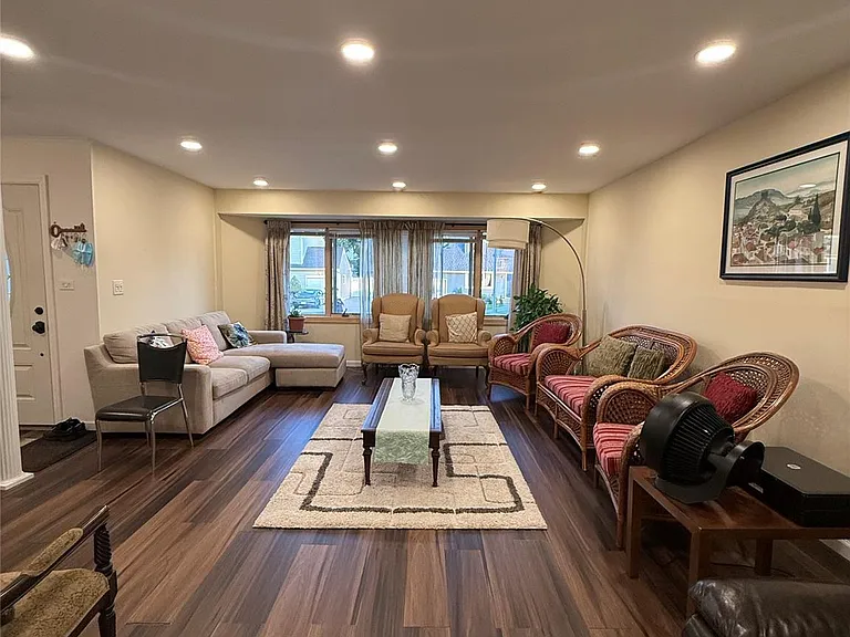 28 Peachtree Ln — Photo 1