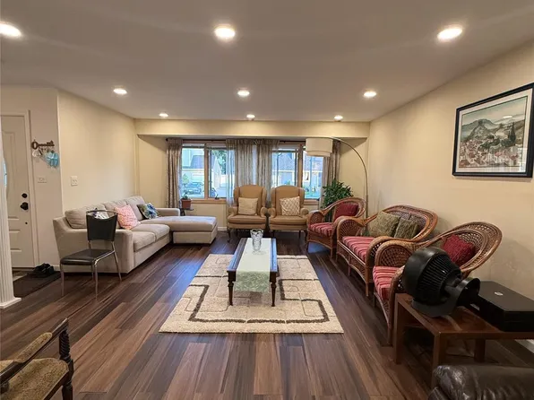 28 Peachtree Ln, Hicksville, NY 11801