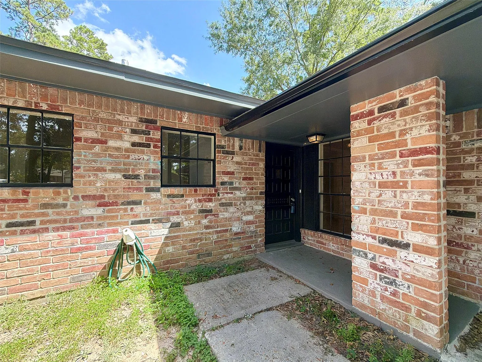 3 bed, 2.0 bath, 1187 sqft, $1,800 — Photo 2