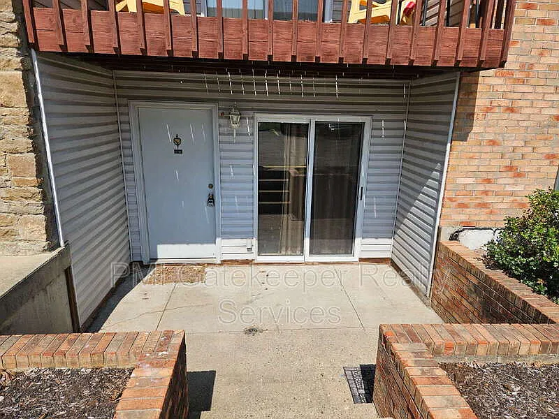 2 bed, 1.5 bath, 942 sqft, $1,300 — Photo 2