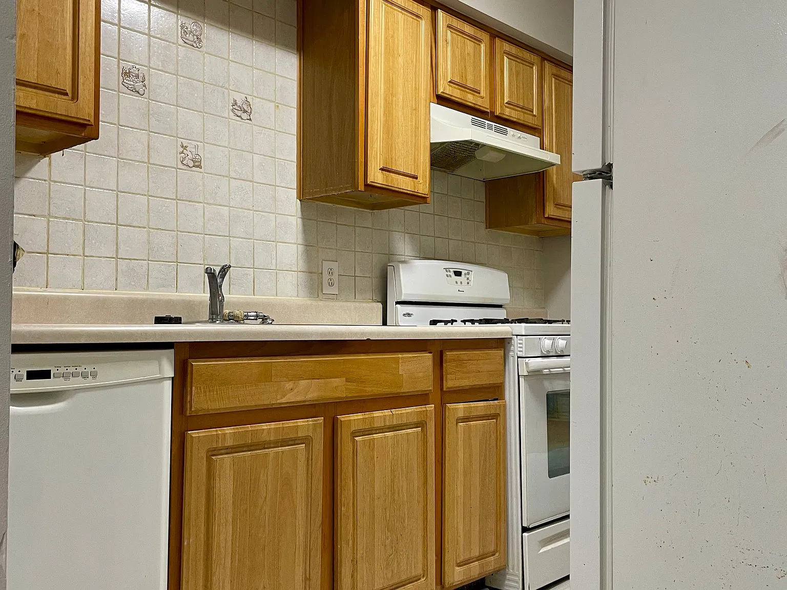 3 bed, 1.0 bath, 1000 sqft, $2,950 — Photo 3