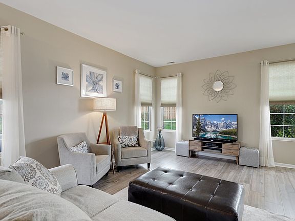 5th image of 25037 Clare Cir