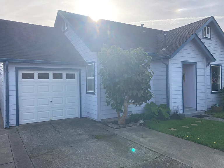 1875 Blakeslee Ave — Photo 3