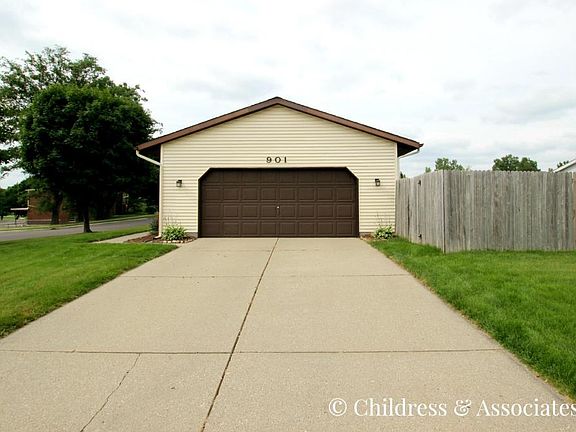 5th image of 901 N Park Ct NE