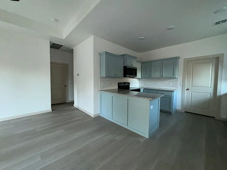 1202 W Iowa Ave — Photo 2