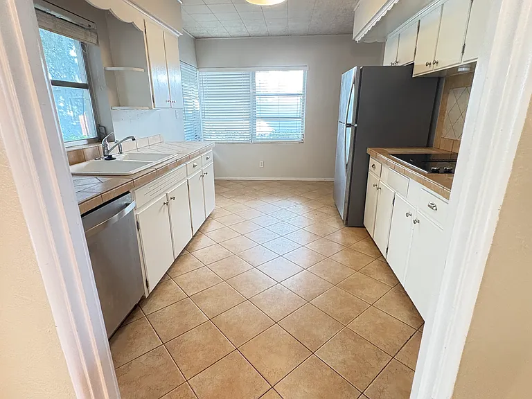 3243 N Orange Ave — Photo 6