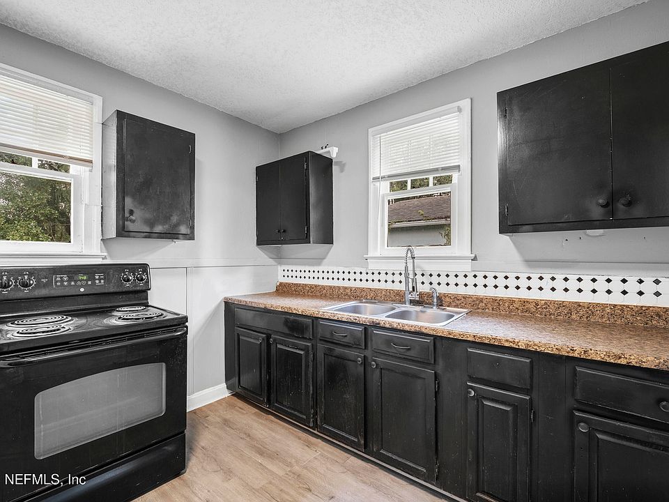 23rd image of 1585 W 15TH Street