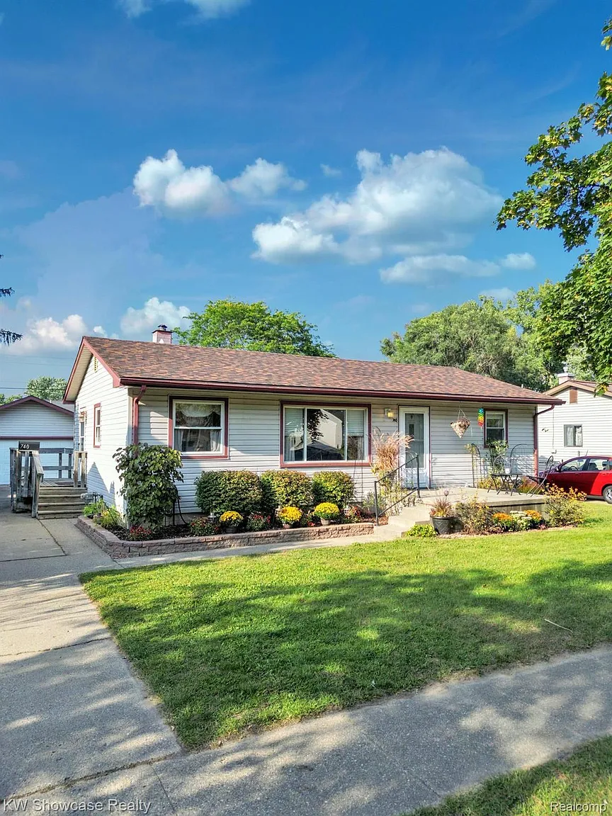 740 Hartner Dr N photo 1
