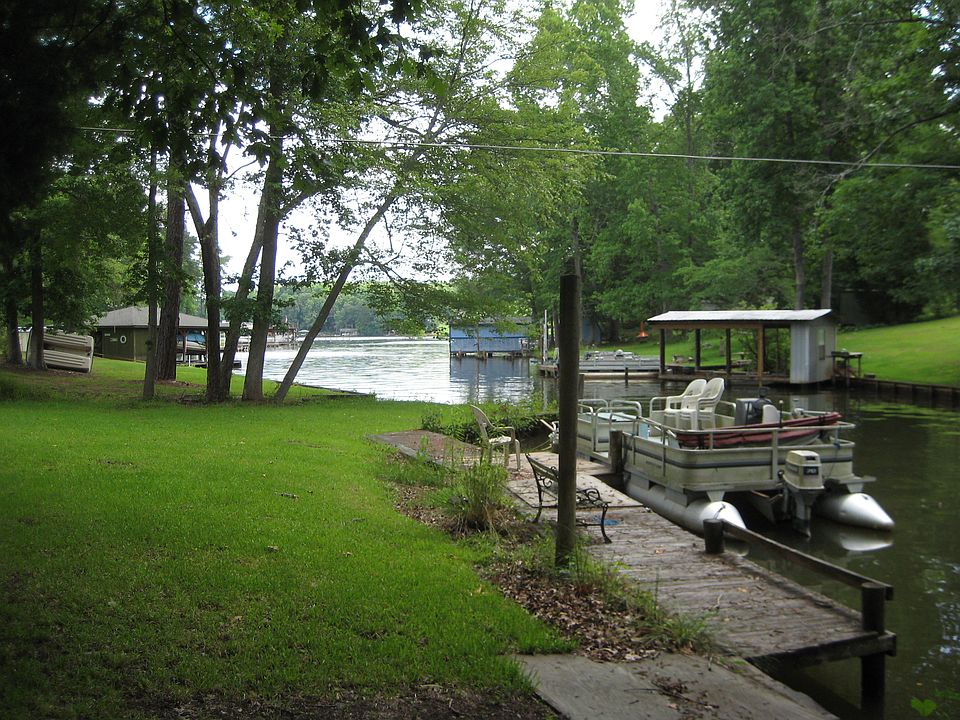 2nd image of 206 Lakeshore Dr