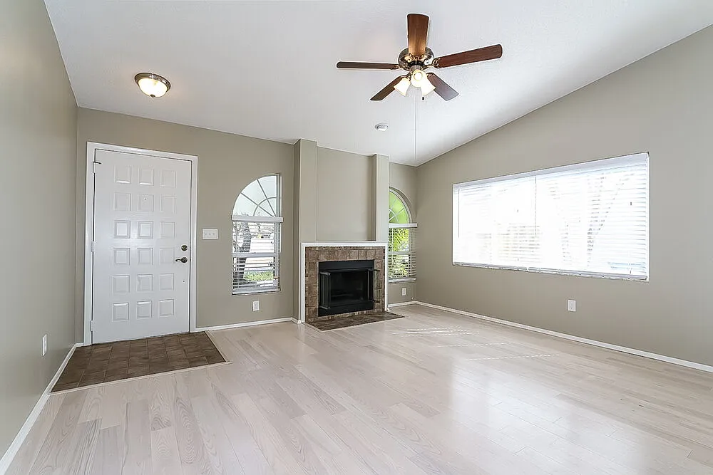 4 bed, 2.0 bath, 1384 sqft, $2,040 — Photo 3