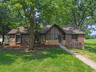 16 W Bridlespur Ter, Kansas City, MO, 64114