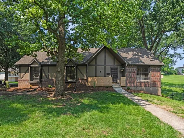 16 W Bridlespur Ter, Kansas City, MO 64114
