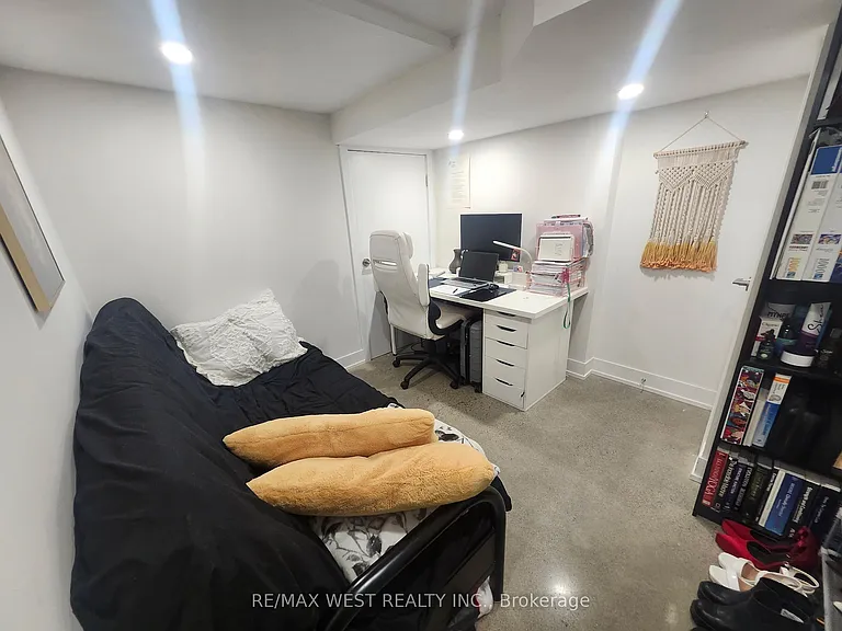 967 Dovercourt Rd #BASEMENT — Photo 7