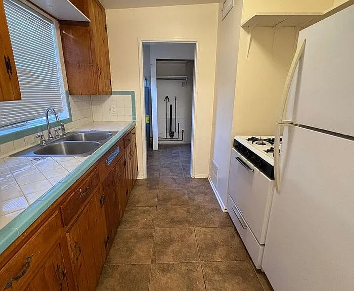 3414 E Lee St — Photo 9