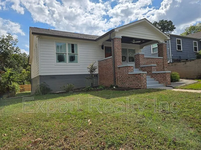 3 bed, 2.0 bath, 1300 sqft, $1,900 — Photo 3