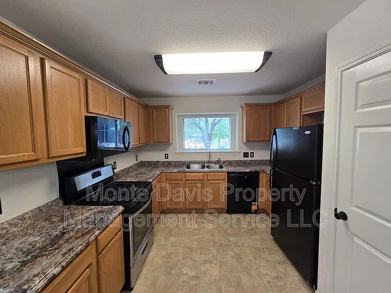 3 bed, 2.5 bath, 1446 sqft, $1,950 — Photo 3