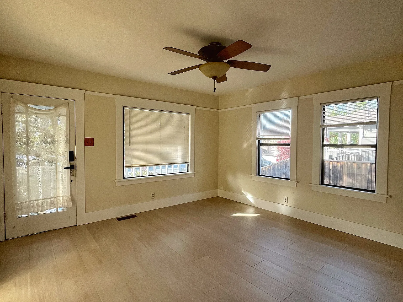 3 bed, 1100 sqft, $4,900 — Photo 2