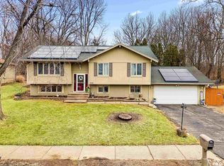 2116 Wildwood Dr, Pekin, IL 61554