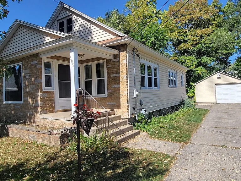505 Graceland St NE — Photo 2