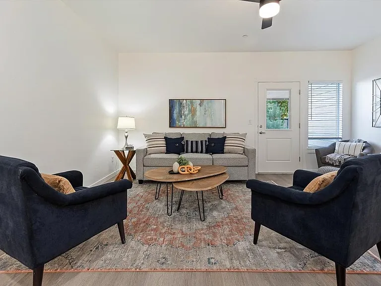 Hawk's Landing Apartments — Photo 8
