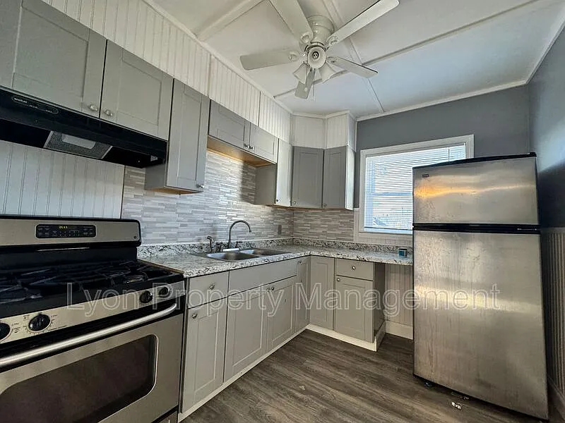 2 bed, 1.0 bath, $1,350 — Photo 2