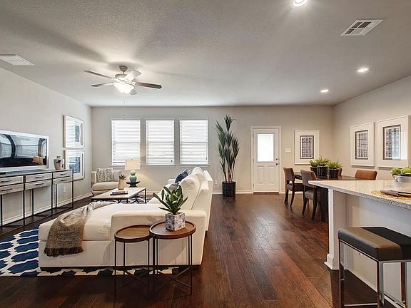 5th image of 7634 Leonardo Dr