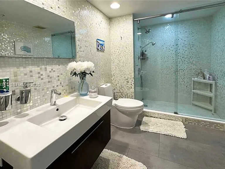 2000 N Bayshore Dr #614 — Photo 14