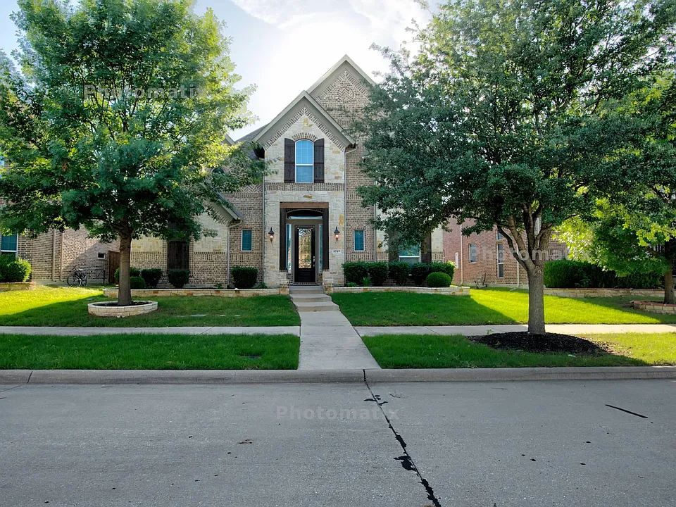 5737 Gracie Ln