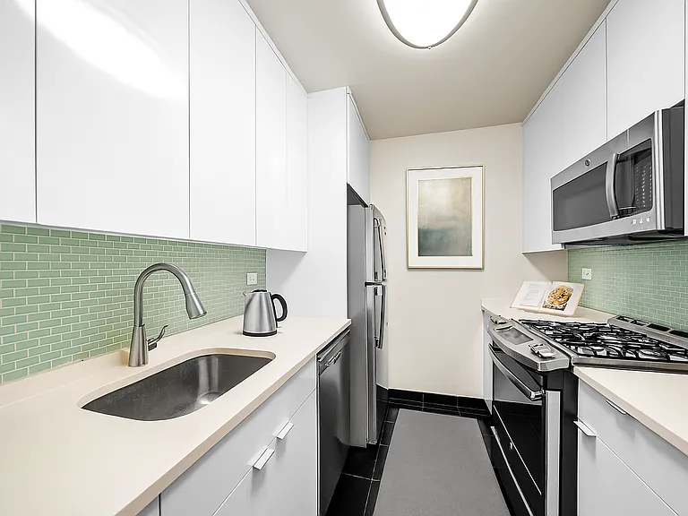 525 E 72nd St #9D — Photo 3