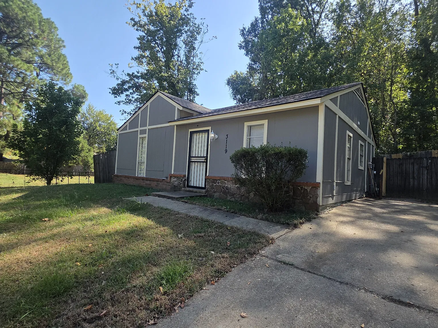 Inviting 2 bedroom, 1 bathroom home! — Photo 3