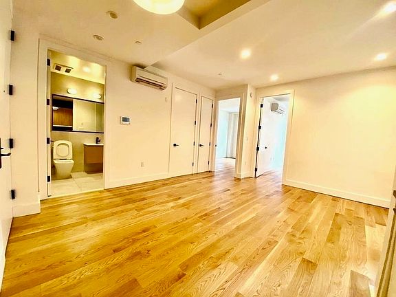 4th image of 961 Willoughby Ave #421