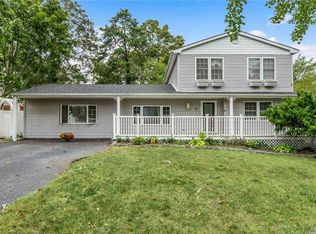 6 Sandie Ct, Patchogue, NY 11772