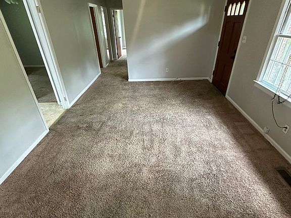 4th image of 418 Blackberry Ln