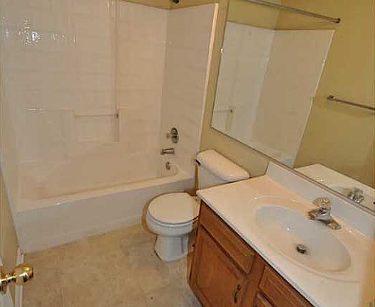 3rd image of 409 Oak Lake Ter
