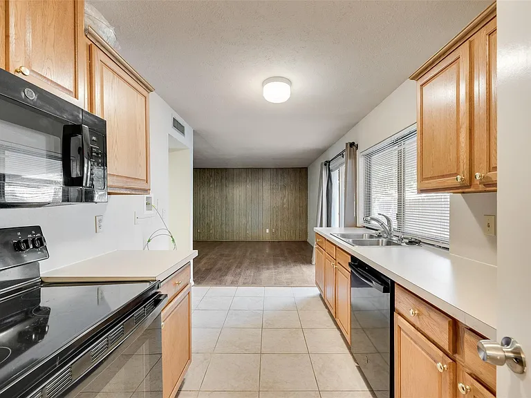 1429 Whitehall Dr — Photo 8