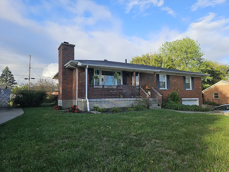 521 Stonehaven Dr — Photo 3