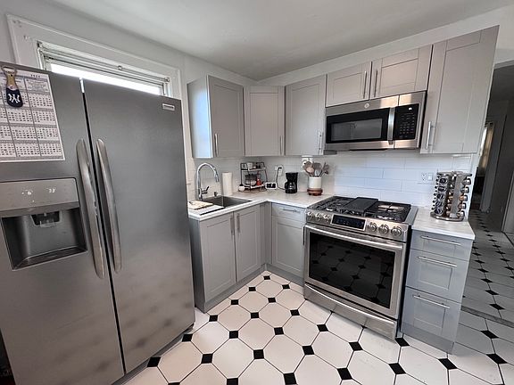 New Kitchen Cabinets with Stainless Steel Appliances