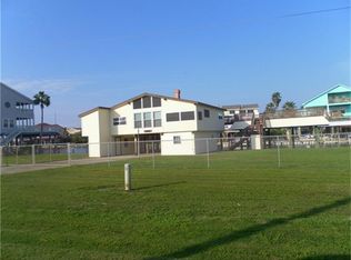 1426 Lotus Dr, Tiki Island, TX 77554