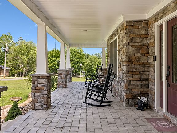 3rd image of 1421 Oakmont Cir