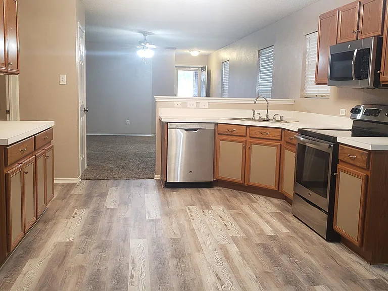 5005 Waterford Dr — Photo 3