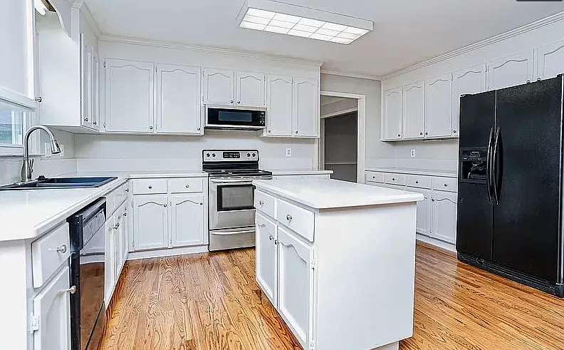 4 bed, 3000 sqft, $2,800 — Photo 4