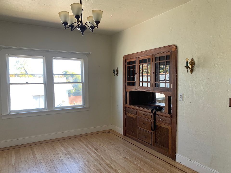 Formal dining room, great for Thanksgiving