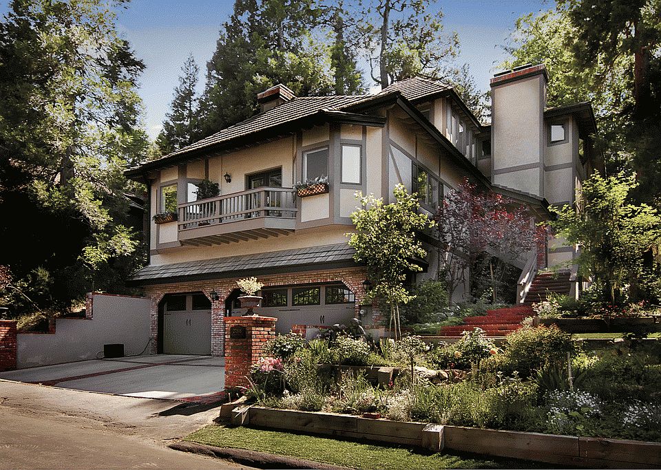 Remodeled in Gated Lakeside community