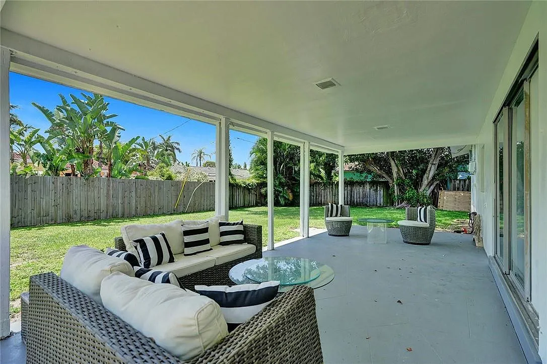 2 bed, 2.0 bath, 1180 sqft, $4,500 — Photo 2