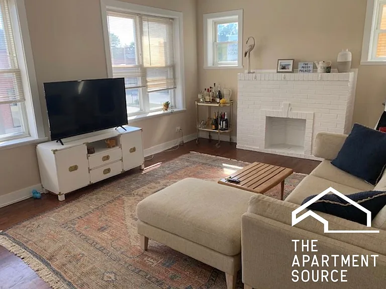 2944 W Montrose Ave #2 — Photo 1